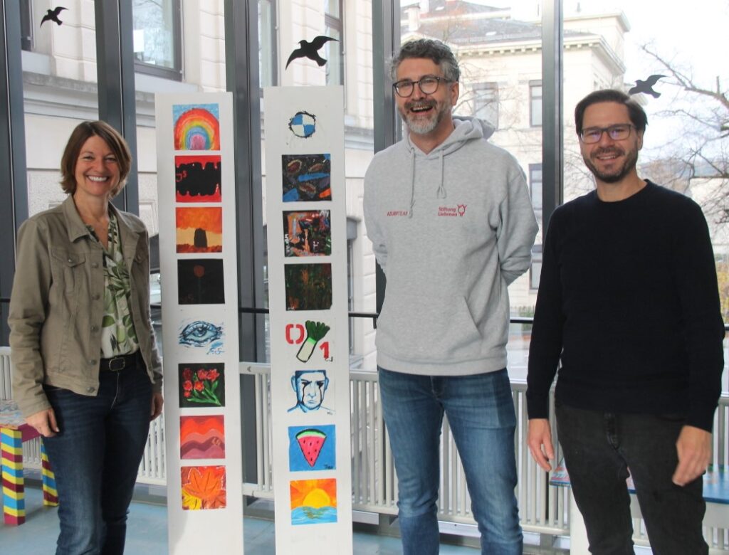 Schulleiterin Frau Steinhilber, Herr Pasternak (Stiftung Liebenau), Herr Schlagmann (Team Berufsorientierung) bei der Übergabe der Kunstwerke