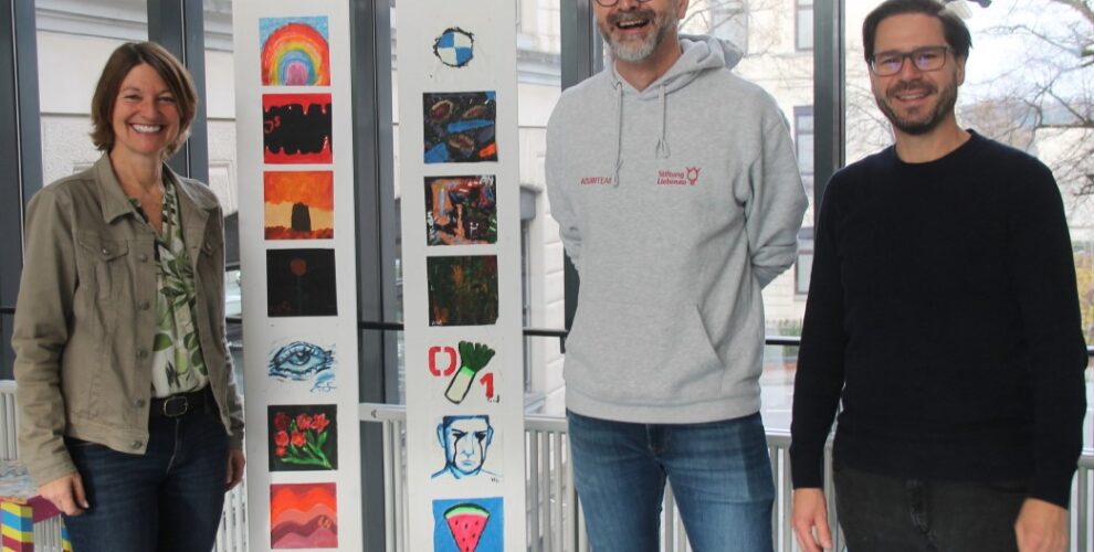 Schulleiterin Frau Steinhilber, Herr Pasternak (Stiftung Liebenau), Herr Schlagmann (Team Berufsorientierung) bei der Übergabe der Kunstwerke