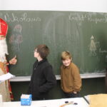 Nikolaus und Knecht Rupprecht vor ihren Abbildern und den beiden verantwortlichen Künstlern