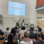 Schulleiterin Michaela Steinhilber im Gespräch mit interessierten Eltern