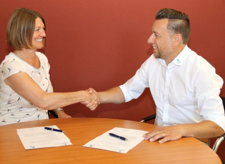 Frau Steinhilber und Herr Glaser bei der Unterschrift zur Bildungspartnerschaft mit EBZ