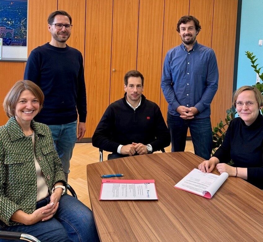 (v.l.n.r.) Michaela Steinhilber (Schulleiterin), Jochen Schlagmann (Koordination Berufsorientierung), Martin Riethmüller (Geschäftsführer RavensBuch Osiander), Christoph Sitta (Koordination Leseförderung) und Melanie Stephan (Filialleitung RavensBuch) unterzeichnen die Bildungspartnerschaft zwischen der Realschule Ravensburg und RavensBuch Osiander