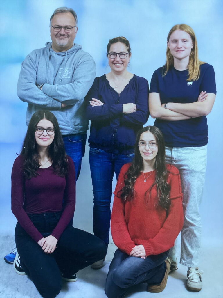 Von links: Dirk Hartmann, Andrea Balle und Jennifer, kniend: Jana und Lorena