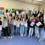 Die Schülergruppe mit ihren ersten Gegenständen, die sie auf französisch benennen können.