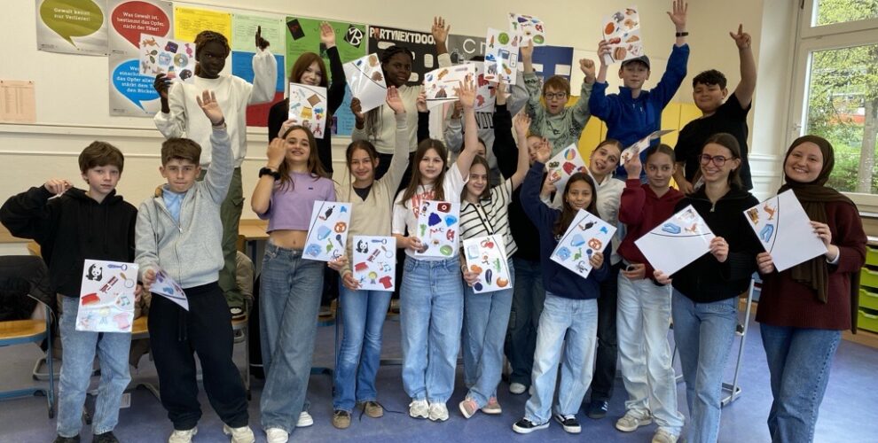 Die Schülergruppe mit ihren ersten Gegenständen, die sie auf französisch benennen können.