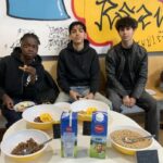 Drei Schüler beim Prüfungsfrühstück
