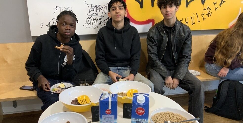 Drei Schüler beim Prüfungsfrühstück