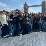 Die Reisegruppe vor der Towerbridge in London