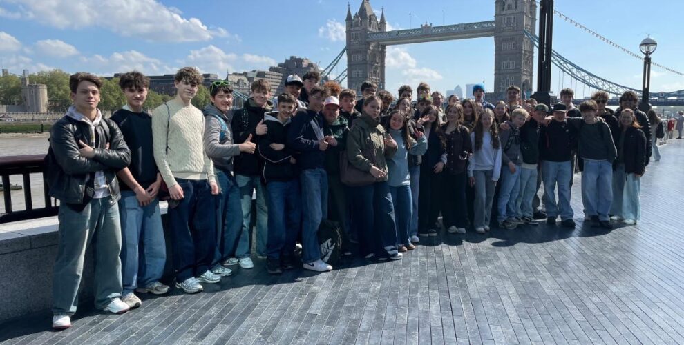 Die Reisegruppe vor der Towerbridge in London