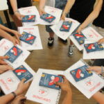 Die Schulsanis präsentieren ihre Urkunden.