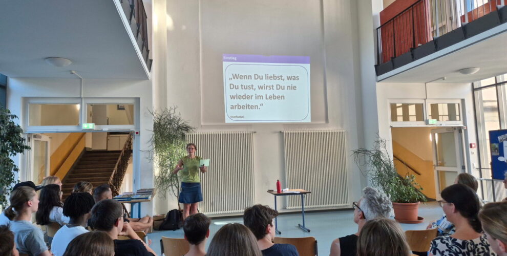 Schulsozialarbeiterin Anne heindel stellt ihr Sachgebiet vor.