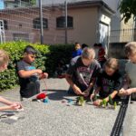 Schülerinnen und Schüler bilden den Schulhof nach