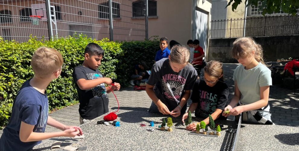 Schülerinnen und Schüler bilden den Schulhof nach