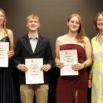 Die Jahrgangsbesten: Marlene Dreher, Leon Frick und Jennifer Jurtzig mit Schulleiterin Michaela Steinhilber