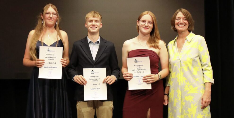 Die Jahrgangsbesten: Marlene Dreher, Leon Frick und Jennifer Jurtzig mit Schulleiterin Michaela Steinhilber